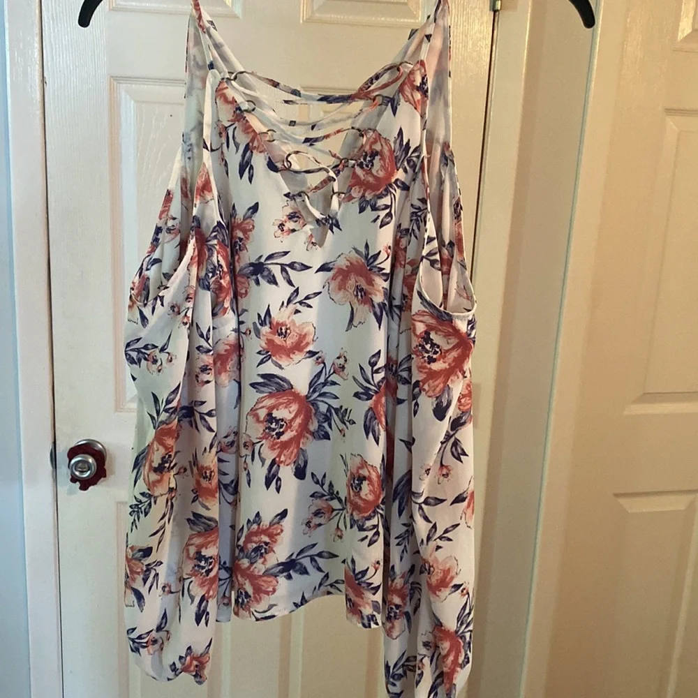 Cold Shoulder Floral Blouse - Picture 4 of 8
